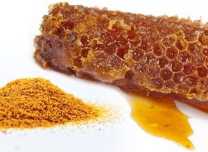 Skin lightening paste with turmeric and honey
